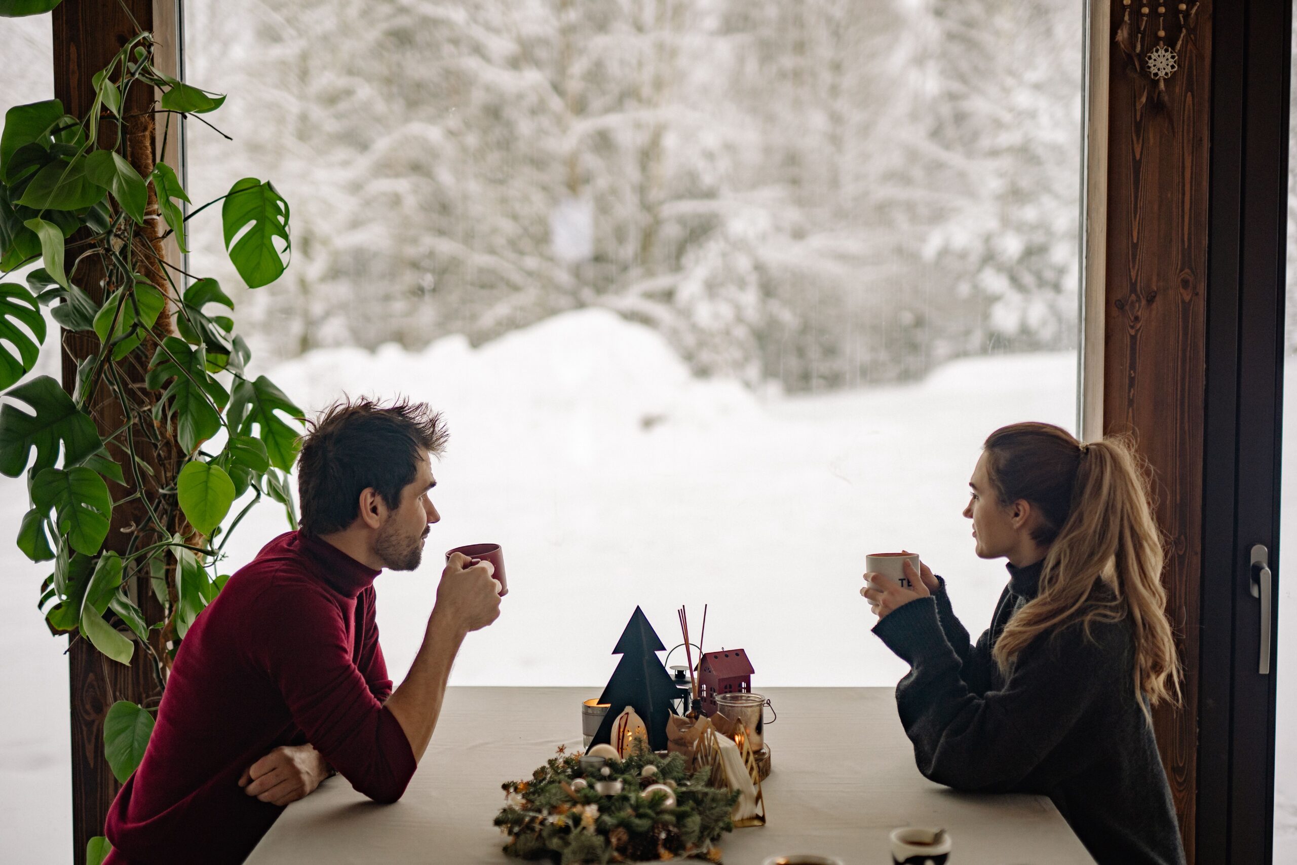 Deux tasses de thé côte à côte, symbole du silence dans le couple