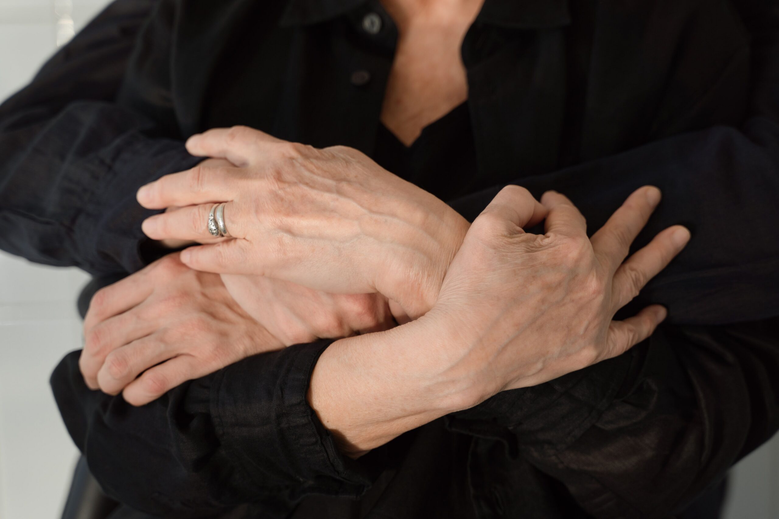 Deux mains qui se rejoignent, apaiser les disputes dans le couple
